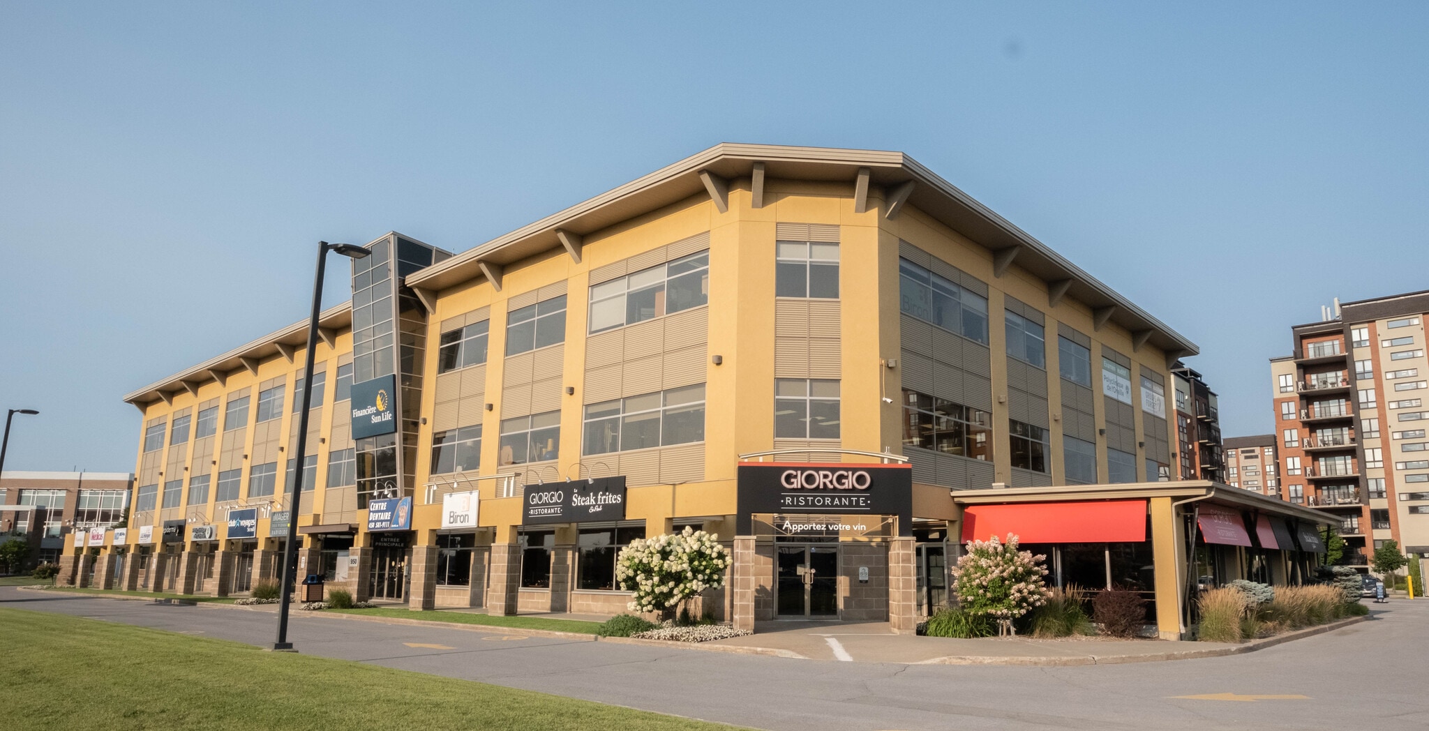 950 Montée Des Pionniers, Terrebonne, QC à louer Photo de l’immeuble– Image 1 sur 8