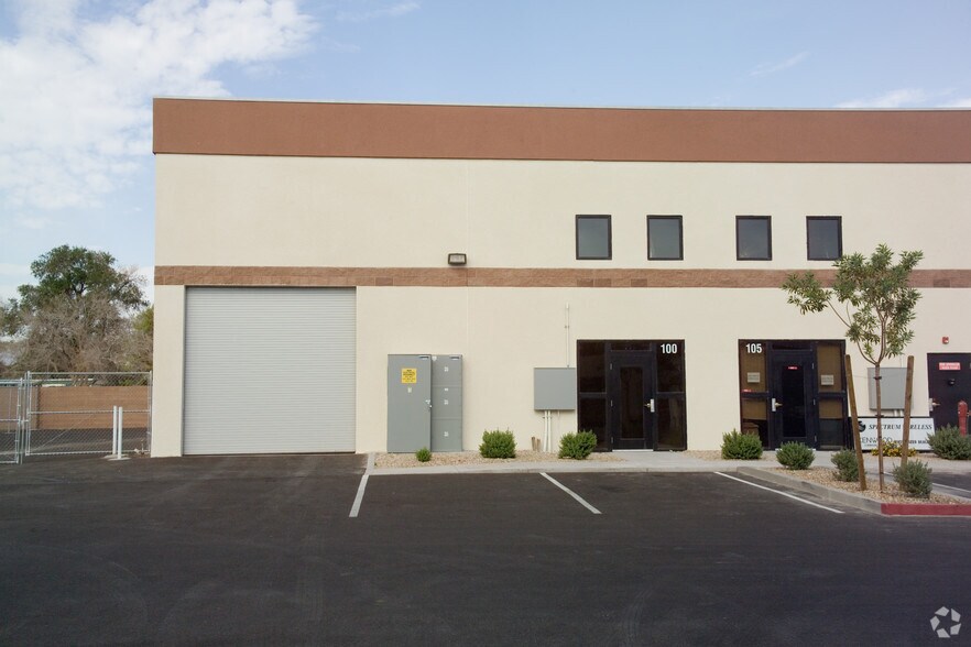 3475 W Lake Mead Blvd, North Las Vegas, NV à louer - Photo de l’immeuble – Image 1 sur 7