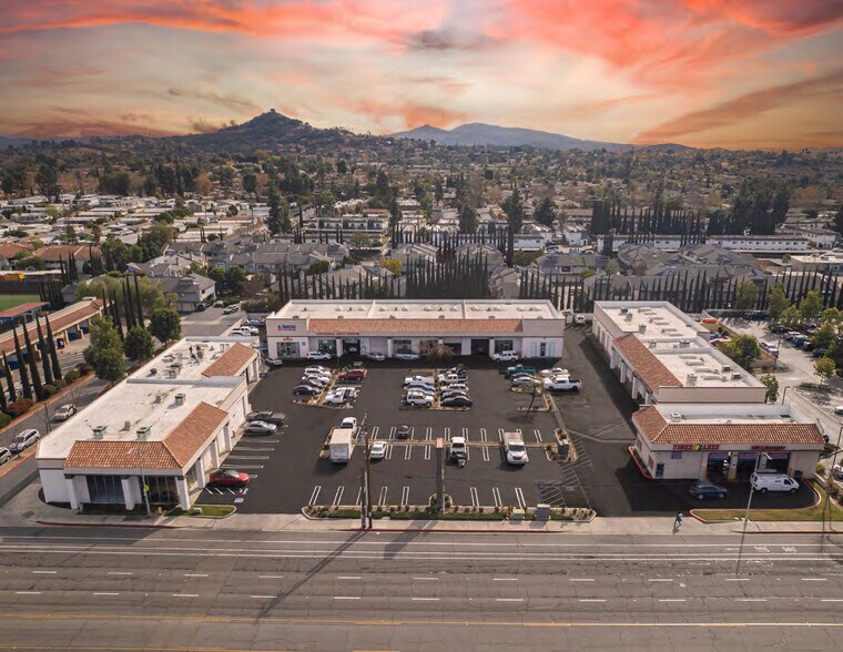 2109 E Valley Pky, Escondido, CA à vendre - Photo de l’immeuble – Image 3 sur 3