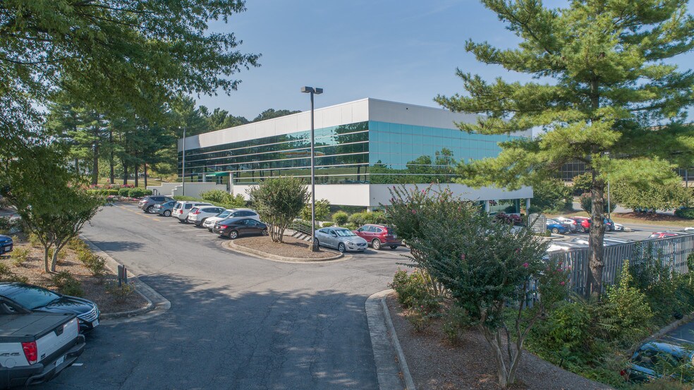 5115 Bernard Dr SW, Roanoke, VA à louer - Photo de l’immeuble – Image 3 sur 4