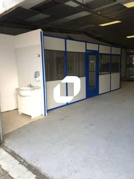 Local d’activités dans Hénin-Beaumont à louer - Photo de l’immeuble – Image 2 sur 3