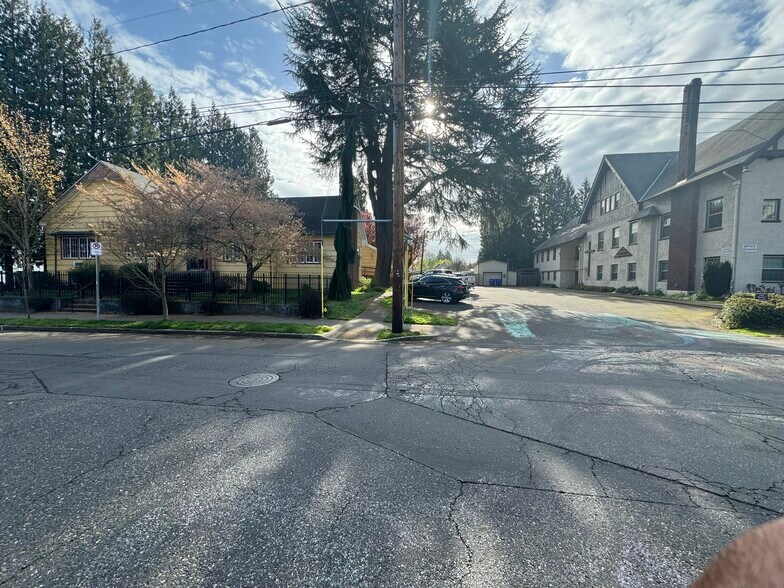 8010 N Charleston Ave, Portland, OR à vendre - Photo de l’immeuble – Image 2 sur 17