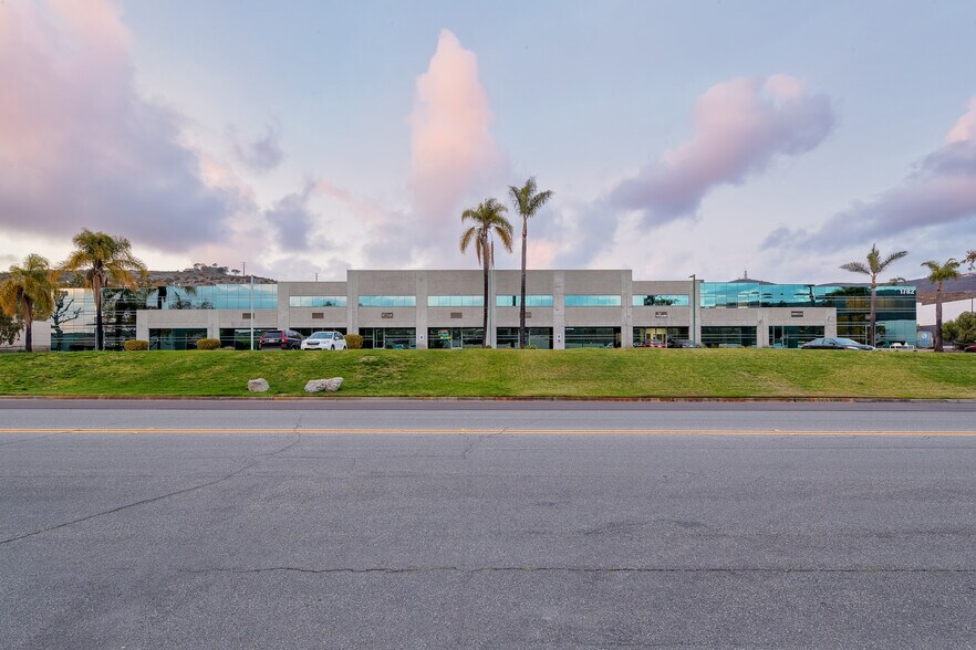 1790 La Costa Meadows Dr, San Marcos, CA à louer - Photo principale – Image 1 sur 2
