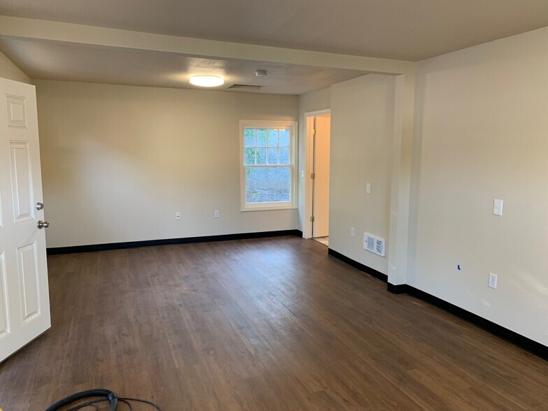 9760 SW Tigard St, Tigard, OR à louer - Photo de l’immeuble – Image 3 sur 9