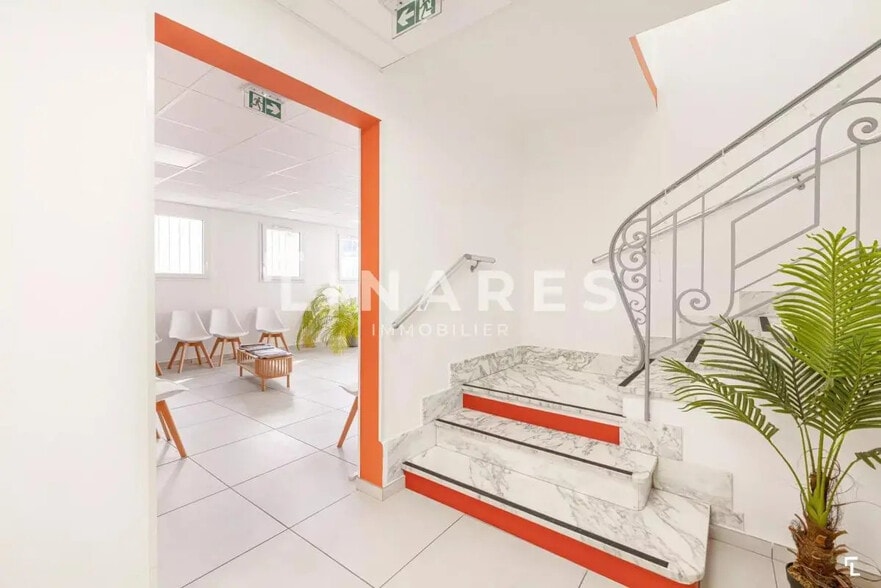 Bureau dans Marignane à louer - Photo de l’immeuble – Image 1 sur 15