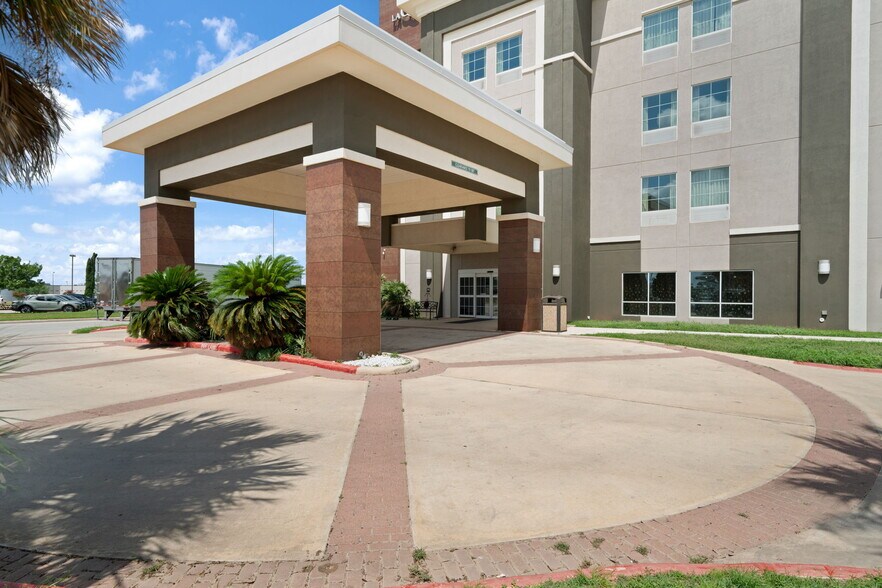 170 Medical Dr, Pearsall, TX à vendre - Photo de l’immeuble – Image 2 sur 16