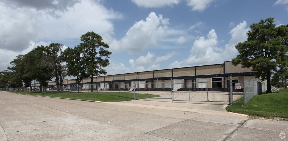 9033-9055 Spikewood Dr, Houston, TX à louer - Photo de l’immeuble – Image 3 sur 6