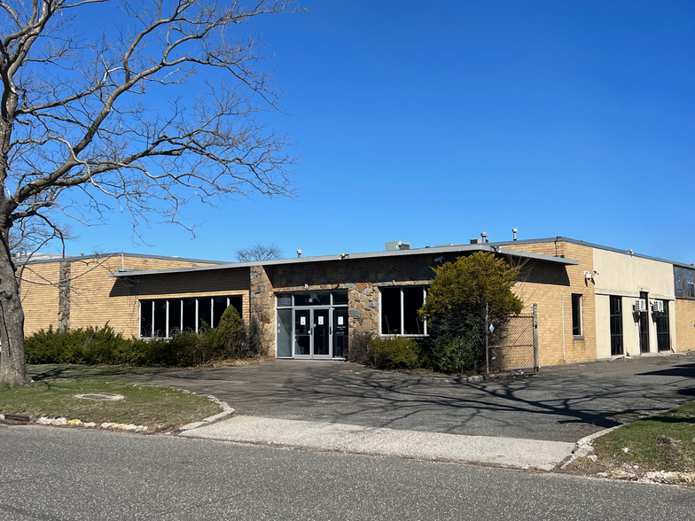 85 Schmitt Blvd, Farmingdale, NY à louer - Photo de l’immeuble – Image 1 sur 9