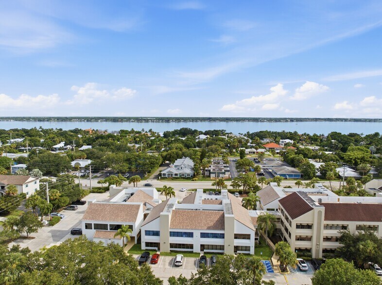 900 SE Ocean Blvd, Stuart, FL à vendre - Photo de l’immeuble – Image 3 sur 26