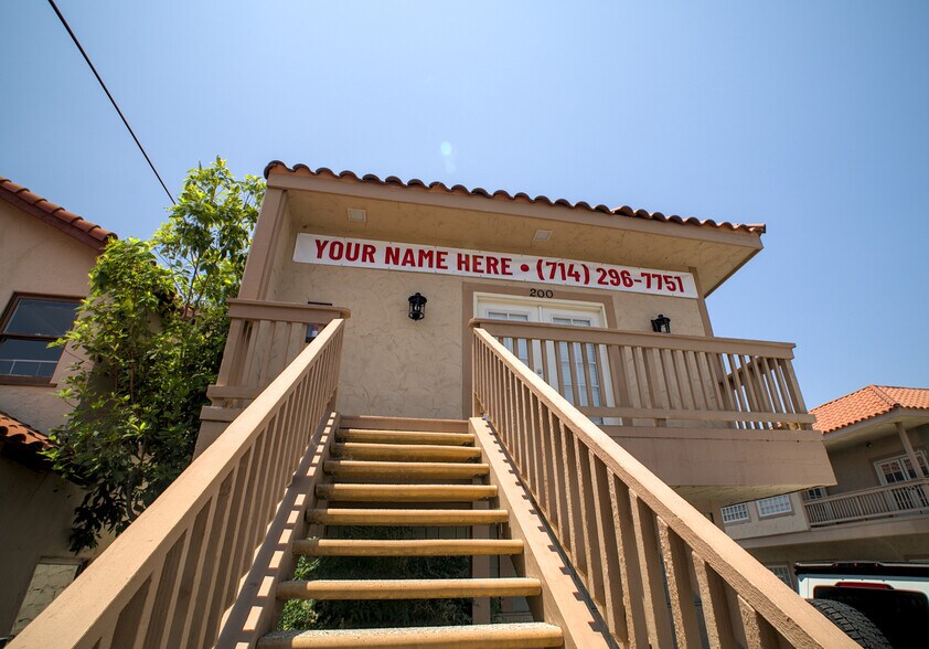 300 N Tustin Ave, Santa Ana, CA à louer - Photo de l’immeuble – Image 2 sur 13