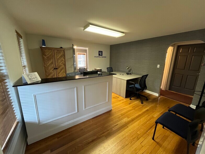 142 Queen St, Southington, CT à vendre - Photo de l’immeuble – Image 2 sur 7