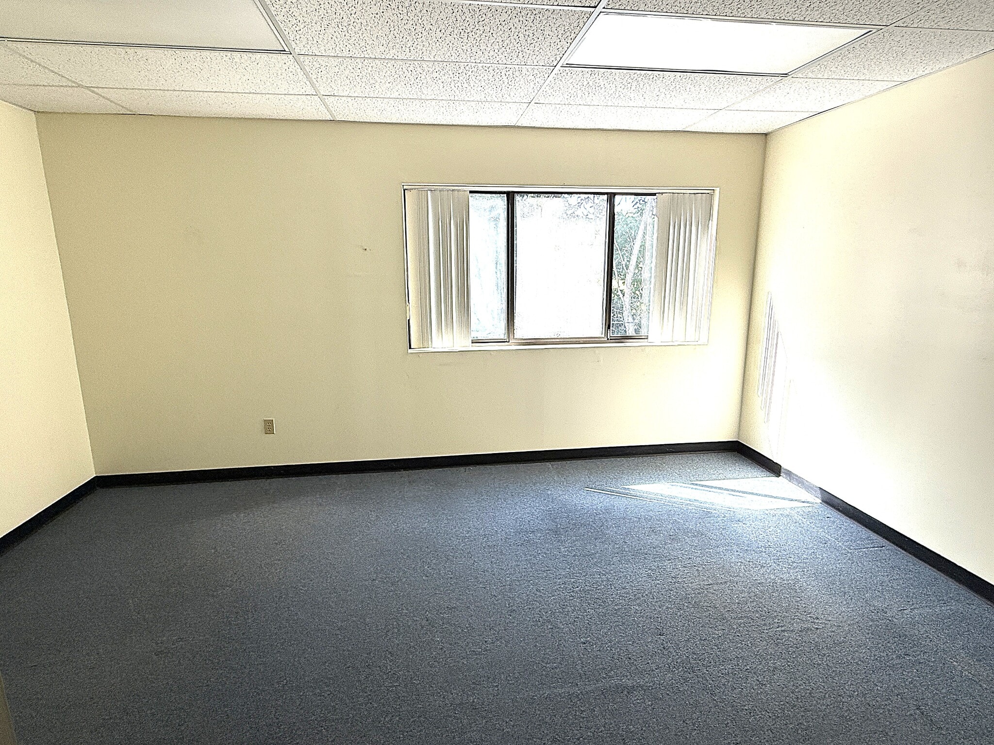 15R Hartford Ave, Granby, CT à louer Photo intérieure– Image 1 sur 2