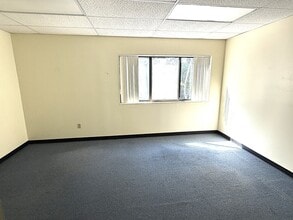 15R Hartford Ave, Granby, CT à louer Photo intérieure– Image 1 sur 2