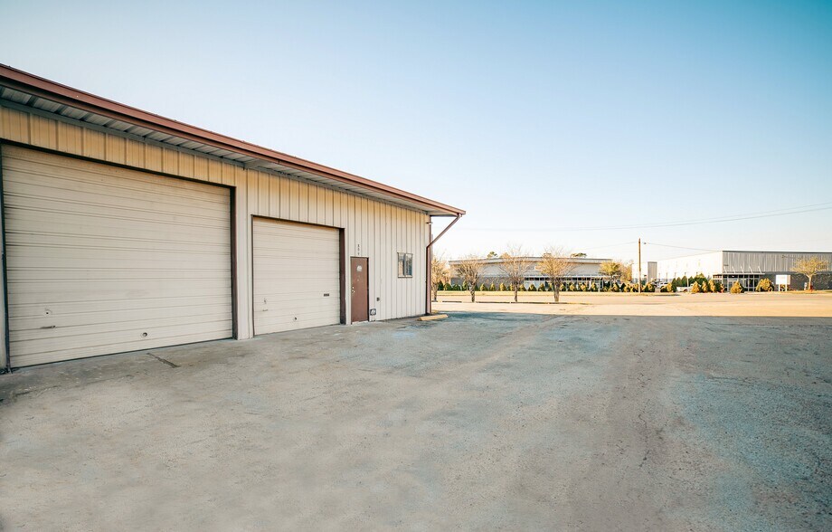 809 Old Montgomery Rd, Conroe, TX à louer - Photo de l’immeuble – Image 3 sur 6