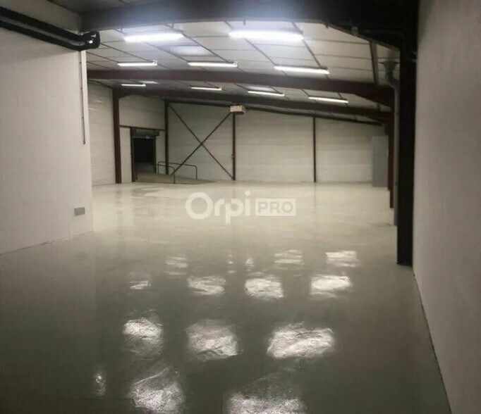 Local d’activités dans Dole à louer - Photo de l’immeuble – Image 3 sur 4