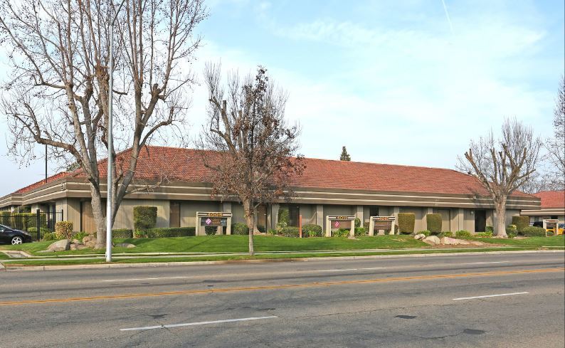 4011 N Fresno St, Fresno, CA à louer - Photo principale – Image 2 sur 3
