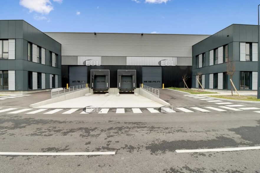 Local d’activités dans Le Bourget à louer - Photo de l’immeuble – Image 3 sur 14
