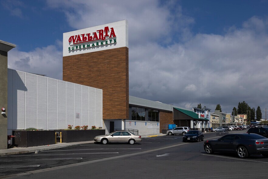 9081 Woodman Ave, Arleta, CA à louer - Photo de l’immeuble – Image 2 sur 6