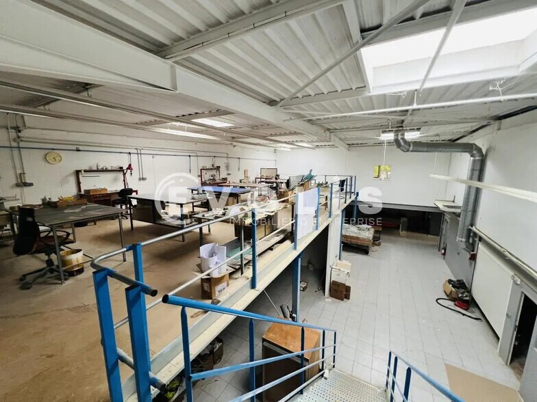 Local d'activités dans Saint-Thibault-des-Vignes à vendre - Photo de l’immeuble – Image 2 sur 9