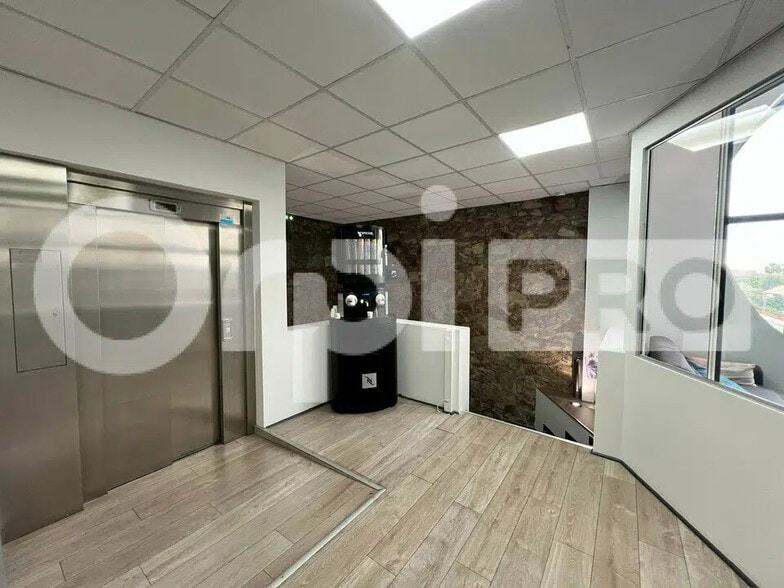 Bureau dans Mandelieu-la-Napoule à louer - Photo de l’immeuble – Image 3 sur 4