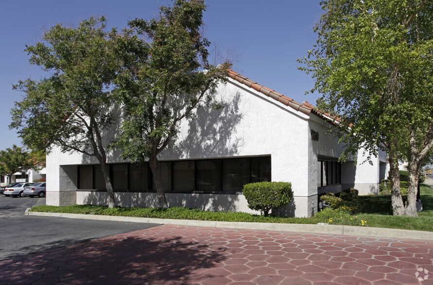 1609 E Palmdale Blvd, Palmdale, CA à vendre - Photo de l’immeuble – Image 3 sur 12