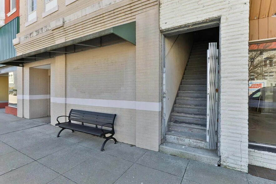 105 W Cherry St, Nevada, MO à vendre - Photo de l’immeuble – Image 3 sur 8