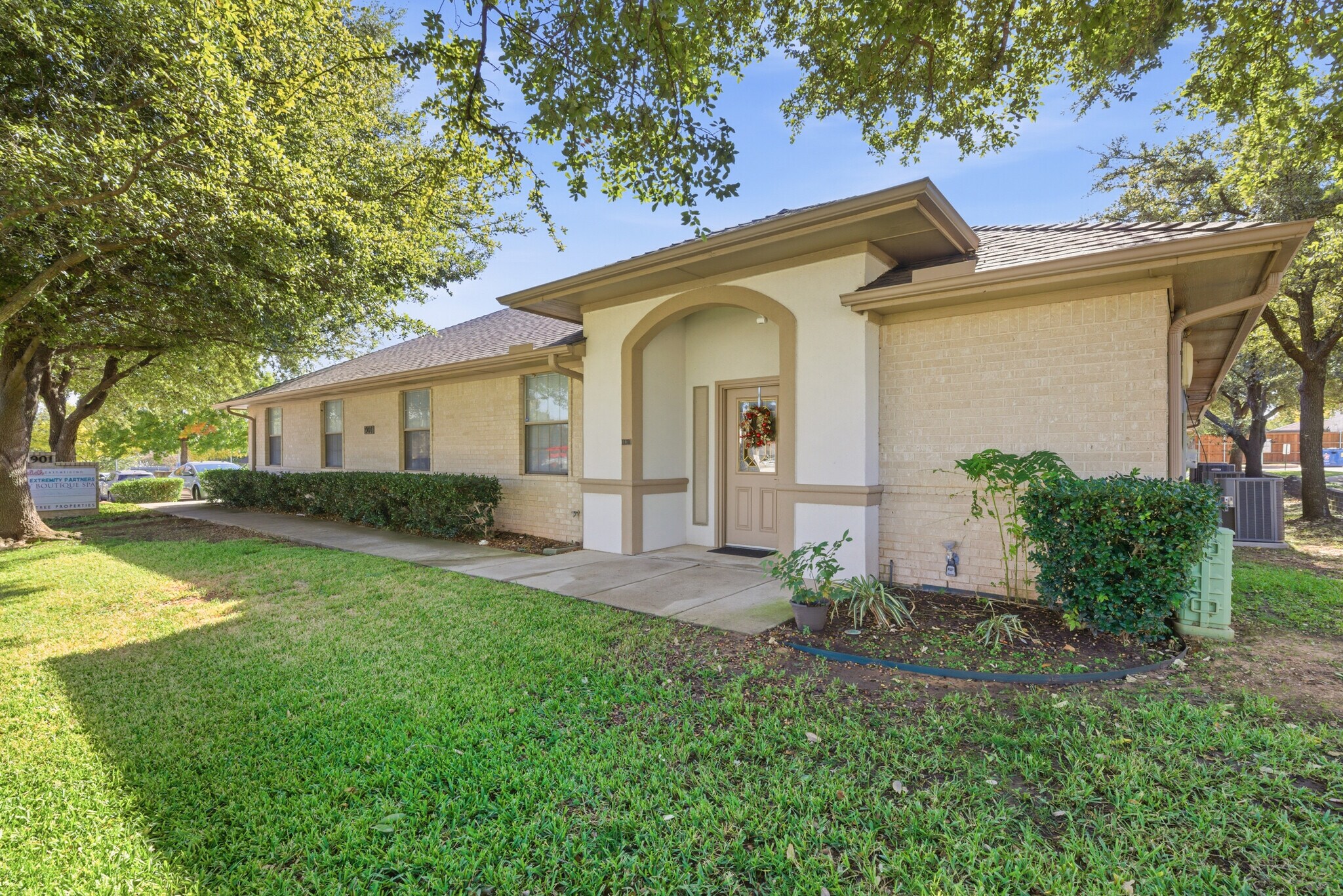 901 W Wall St, Grapevine, TX à louer Photo de l’immeuble– Image 1 sur 18