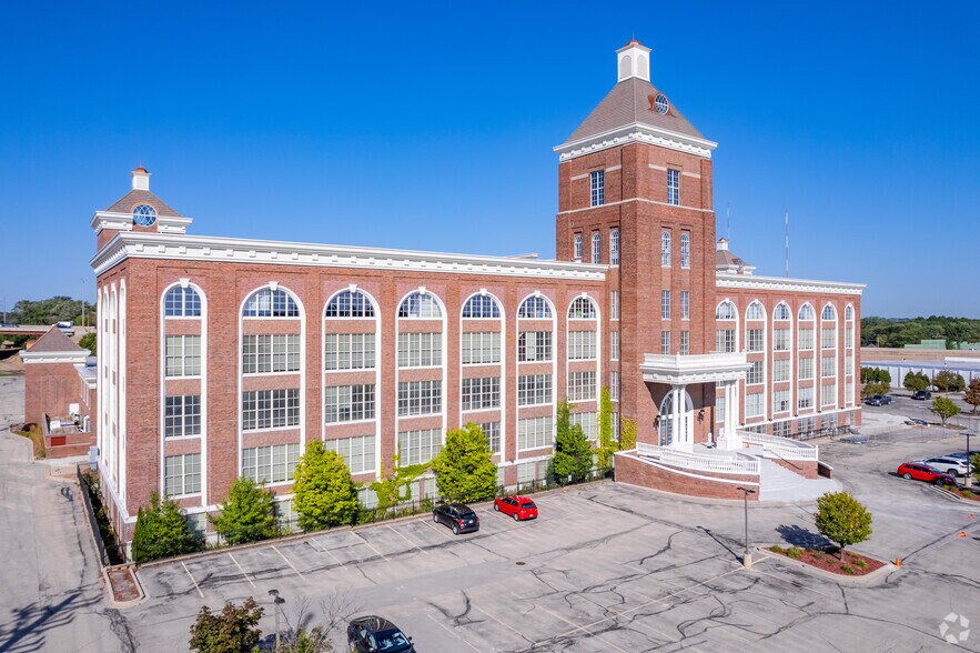 4425 N Port Washington Rd, Glendale, WI à louer - Photo principale – Image 1 sur 12