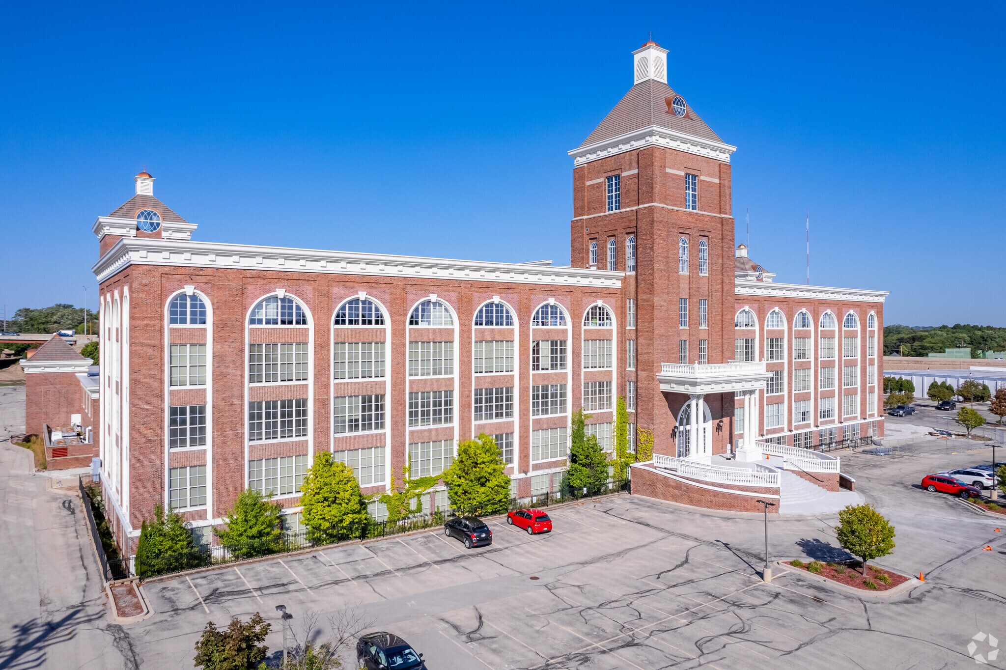 4425 N Port Washington Rd, Glendale, WI à louer Photo principale– Image 1 sur 13