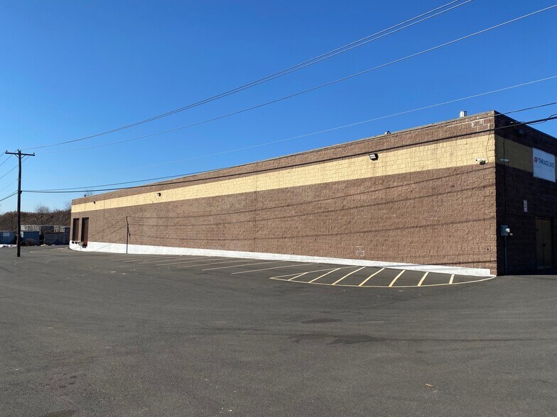 13451 Damar Dr, Philadelphia, PA à louer - Photo de l’immeuble – Image 3 sur 6