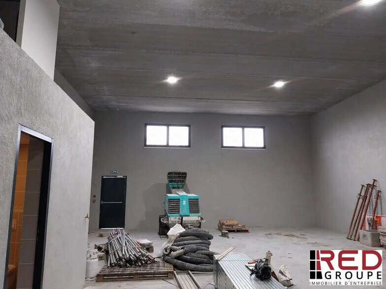 Local d’activités dans Bouc-Bel-Air à louer - Photo de l’immeuble – Image 1 sur 5