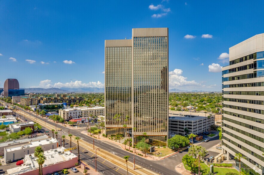 2600 N Central Ave, Phoenix, AZ à louer - Photo de l’immeuble – Image 2 sur 13