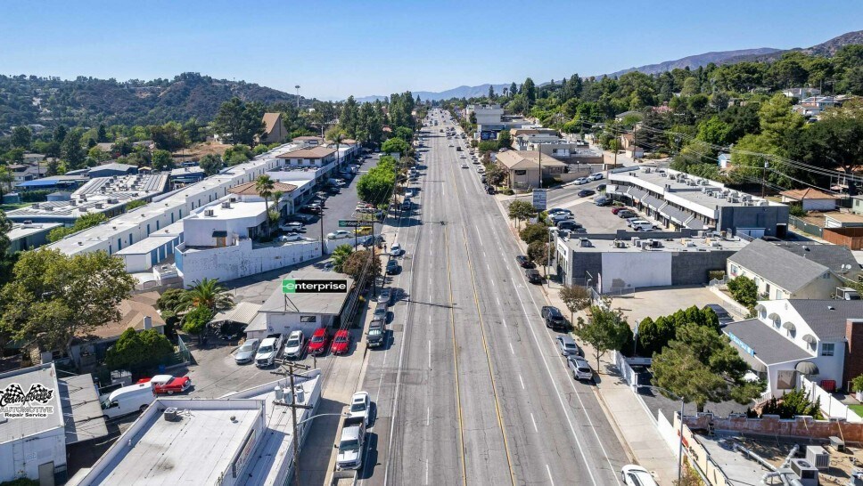 3850 Foothill Blvd, La Crescenta, CA à vendre - Aérien – Image 3 sur 4