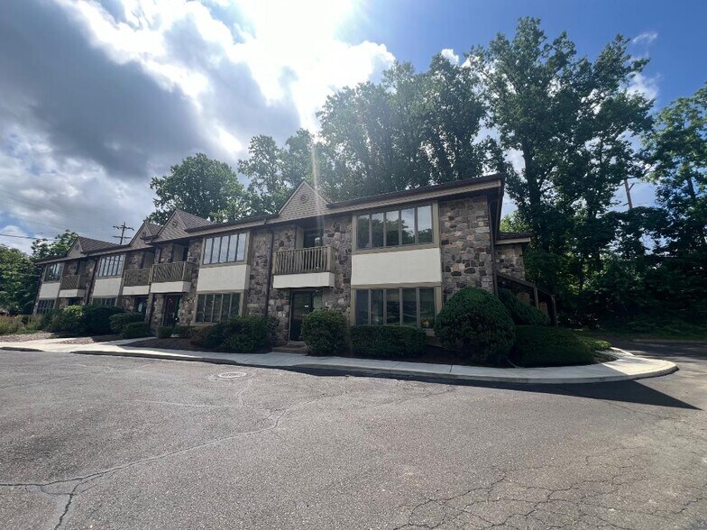 700-708 Lakeside Dr, Southampton, PA à vendre - Photo de l’immeuble – Image 3 sur 14