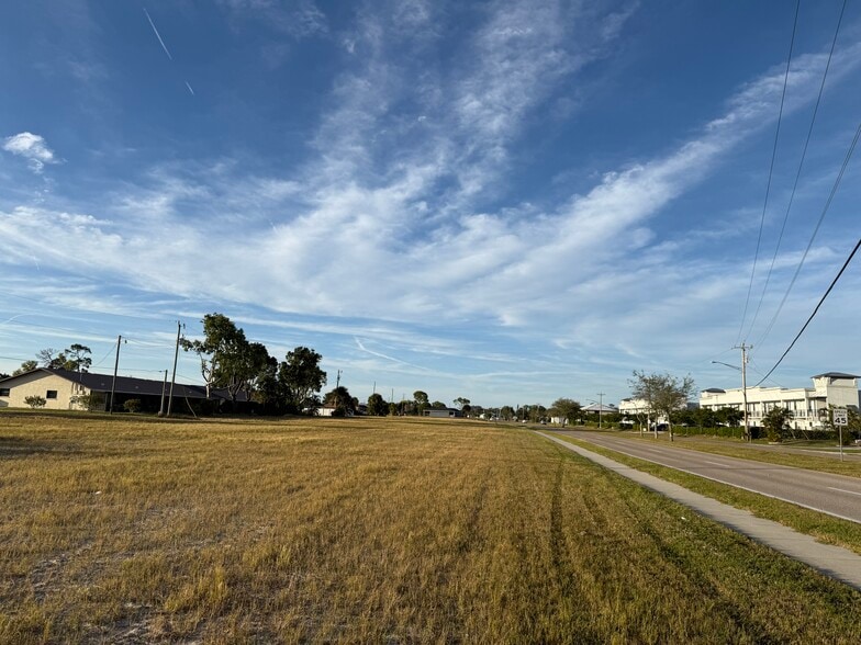 924 Skyline Blvd, Cape Coral, FL à vendre - Photo principale – Image 2 sur 2