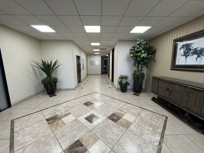 19855 Southwest Fwy, Sugar Land, TX à louer - Hall d’entrée – Image 3 sur 12