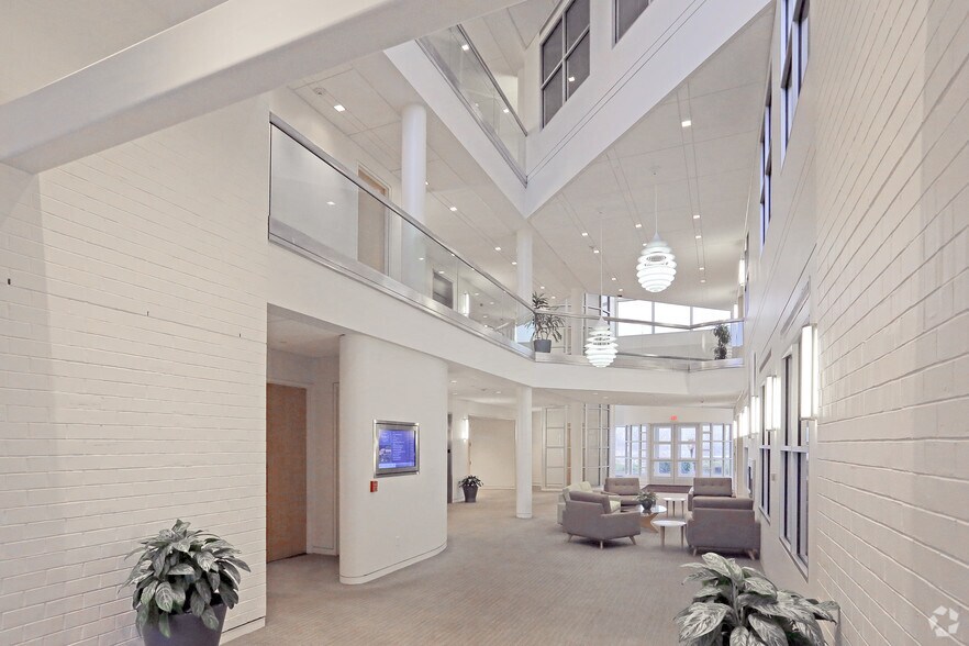 475 Kilvert St, Warwick, RI à louer - Hall d’entrée – Image 2 sur 15