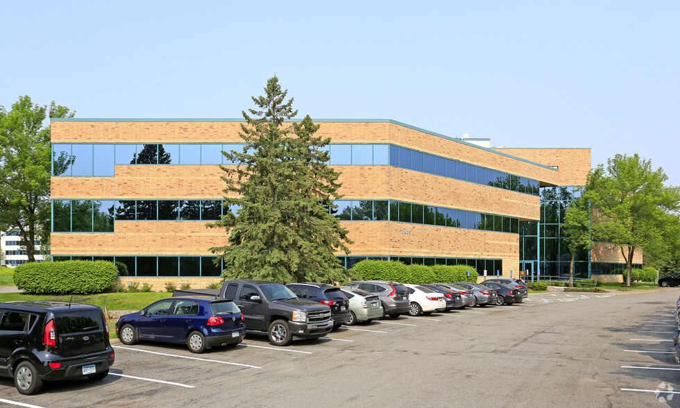 10405 6th Ave N, Plymouth, MN à louer - Photo de l’immeuble – Image 1 sur 7