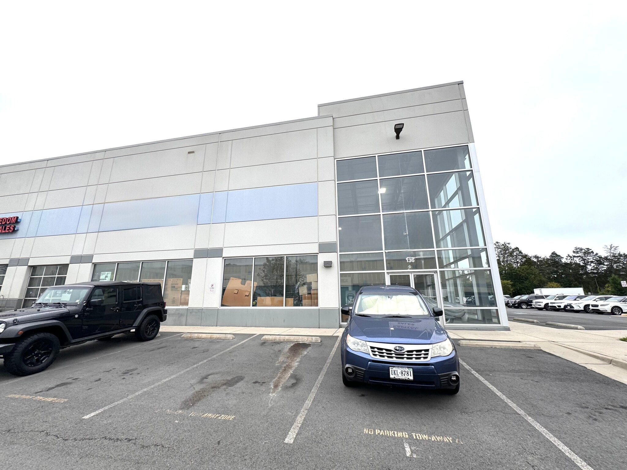 25280 Pleasant Valley Rd, Chantilly, VA à louer Photo de l’immeuble– Image 1 sur 3