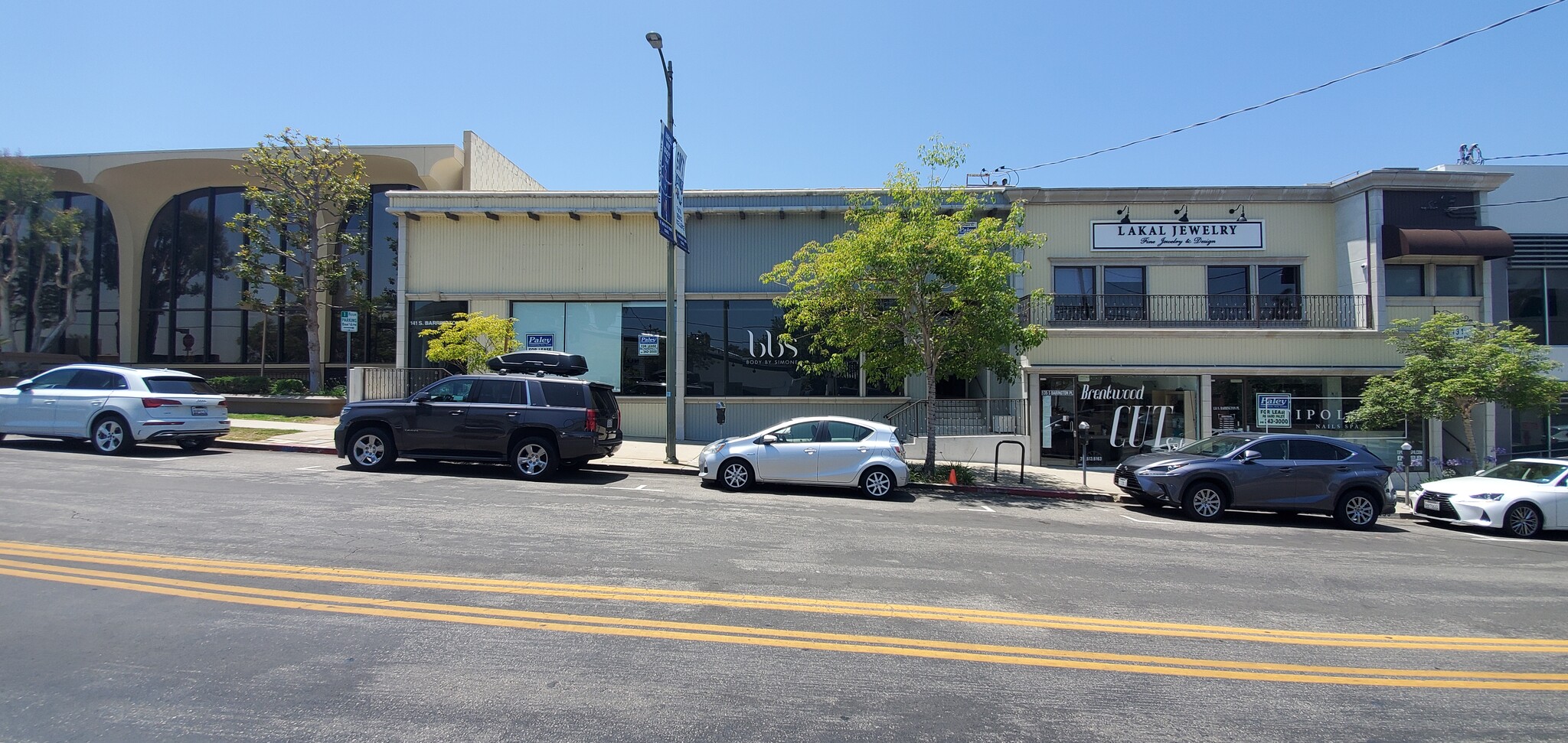 137-141 S Barrington Pl, Los Angeles, CA à louer Photo de l’immeuble– Image 1 sur 9