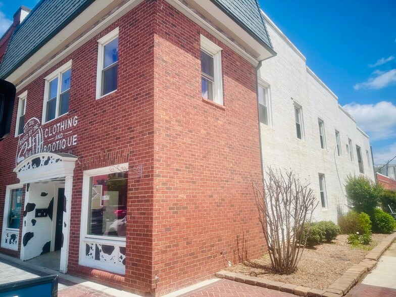 103 N College Ave, Newton, NC à louer - Photo principale – Image 1 sur 40