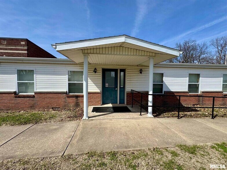 130 N Broadway St, Table Grove, IL à vendre - Photo de l’immeuble – Image 2 sur 13