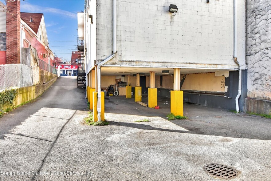 4022 Hylan Blvd, Staten Island, NY à louer - Photo de l’immeuble – Image 3 sur 11