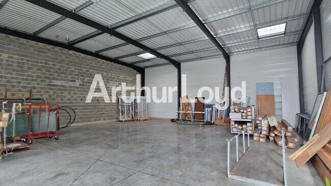 Plus de détails pour Local d'activités à louer