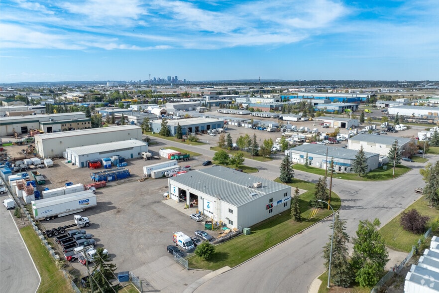 5565 56th Ave SE, Calgary, AB à vendre - Aérien – Image 2 sur 2