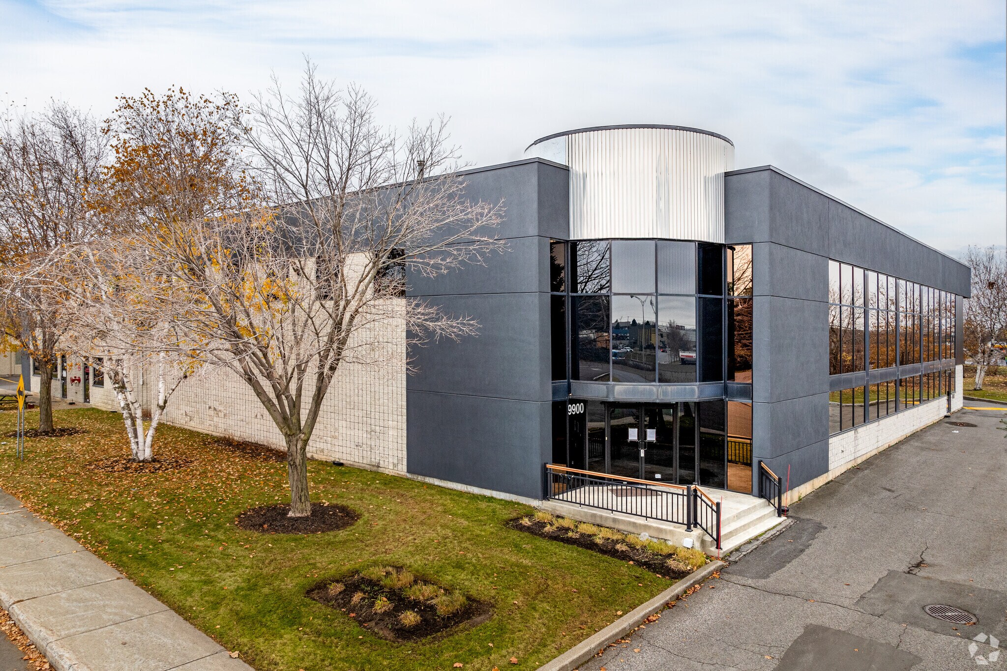 9900 Boul Louis-H.-La Fontaine, Montréal, QC à louer Photo de l’immeuble– Image 1 sur 20