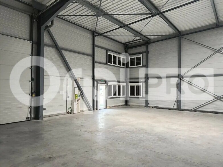 Local d’activités dans Cernay-lès-Reims à louer - Photo de l’immeuble – Image 2 sur 4