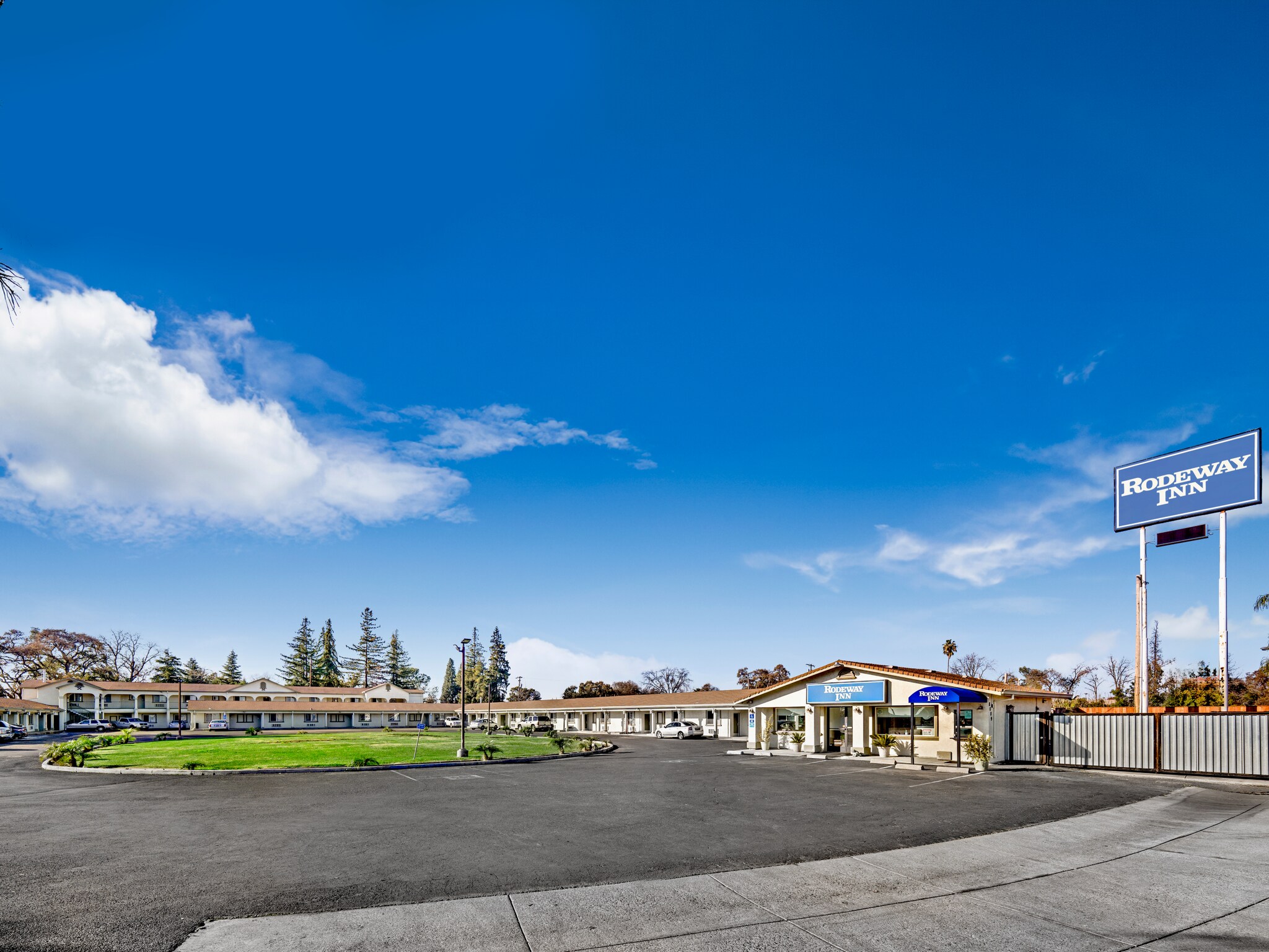 8009 N Highway 99, Stockton, CA à vendre Photo de l’immeuble– Image 1 sur 6
