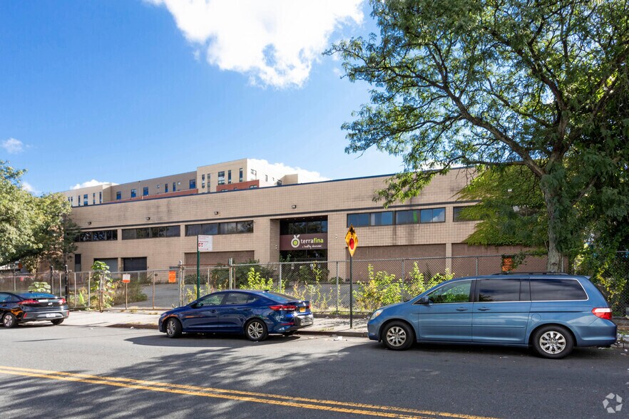 1610 Bathgate Ave, Bronx, NY à louer - Photo principale – Image 1 sur 8