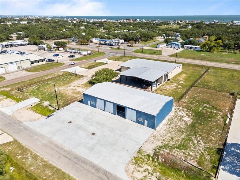 916 Fuqua St, Rockport, TX à vendre - Photo de l’immeuble – Image 2 sur 9